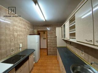 Apartamento en Don Benito. Espacioso piso con balcn y vistas al parque, ideal para reforma