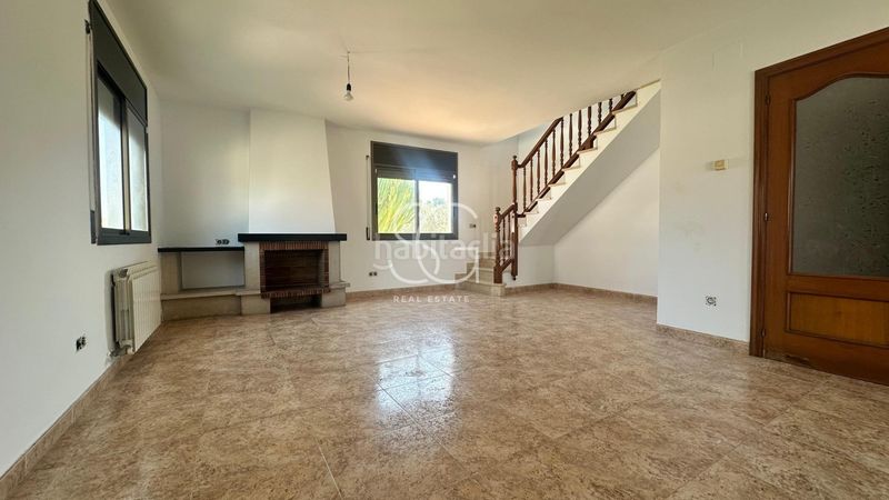 Foto 1b400365-7202-47c5-b911-dd98dfdb7b51. Casa aparellada amb aparcament a Roda de Barà