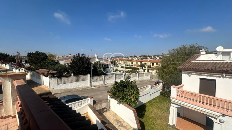 Foto a74ae9a3-2638-4b88-9c68-d4abacd993d3. Casa aparellada amb aparcament a Roda de Barà