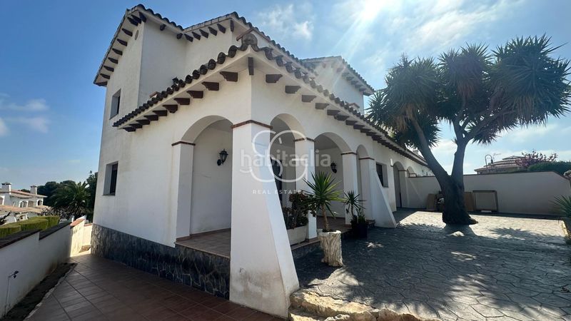 Foto b1f6b9b7-5f10-447a-849a-b06171552df1. Casa aparellada amb aparcament a Roda de Barà