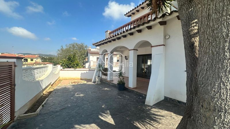 Foto eac8e538-ee47-4d1e-923e-13f05a98a8bf. Casa aparellada amb aparcament a Roda de Barà