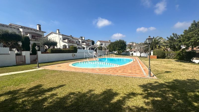 Foto f5b08254-d1d9-47d0-b2d8-4650c94c20a8. Casa aparellada amb aparcament a Roda de Barà