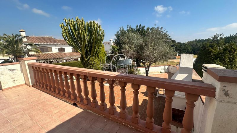 Foto fe016831-ea75-47ac-ae7d-cd5eb8e79653. Casa aparellada amb aparcament a Roda de Barà
