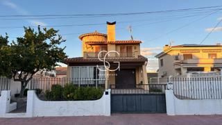 Maison  Demostenes. Hermosa casa independiente en creixell, cerca de la playa y del