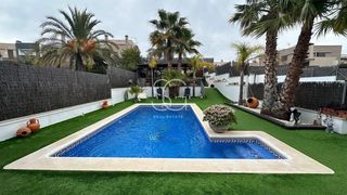 Casa aparellada a Roda de Barà. Gran casa pareada en el francaset jardín zen, piscina y cercanía