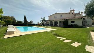 Chalet en Roda de Barà. Elegante chalet de lujo en roda de beràplaya con vistas iniguala