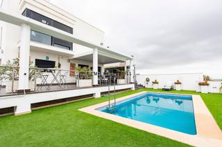 Location Chalet  Concepcion arenal. Chalet de lujo de cuatro dormitorios, piscina, vistas panorámica