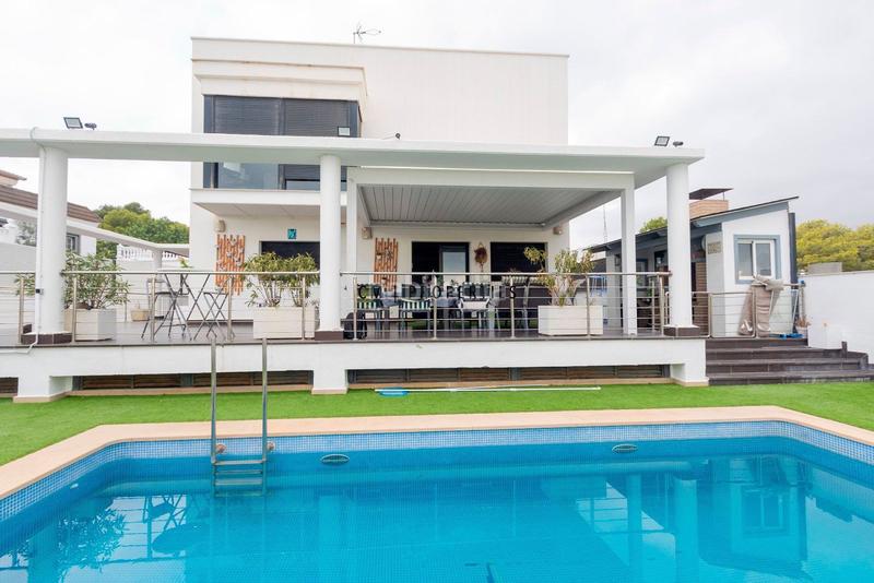 Foto de5d3588-4695-48e8-b3ed-4d61e1f13ec1. Location chalet avec chauffage parking piscine dans Torrent