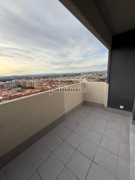 Foto 3c9537c9-8856-4e09-86a3-7786a6a4cafc. Alquiler dúplex ático dúplex moderno con domótica, garaje y piscina en Valencia