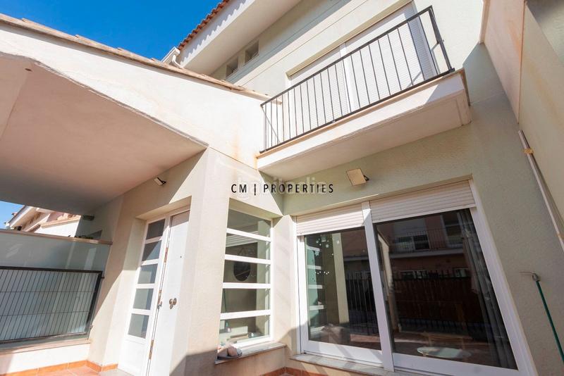 Foto 22593ebc-714a-4391-85ed-83dd312b7cc2. Piso adosado de 4 dormitorios en alquiler en Moncada