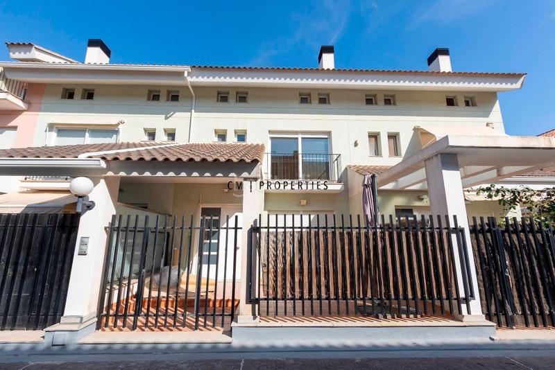 Foto 82d51c2e-770a-4449-add1-dec7dd4c0358. Piso adosado de 4 dormitorios en alquiler en Moncada