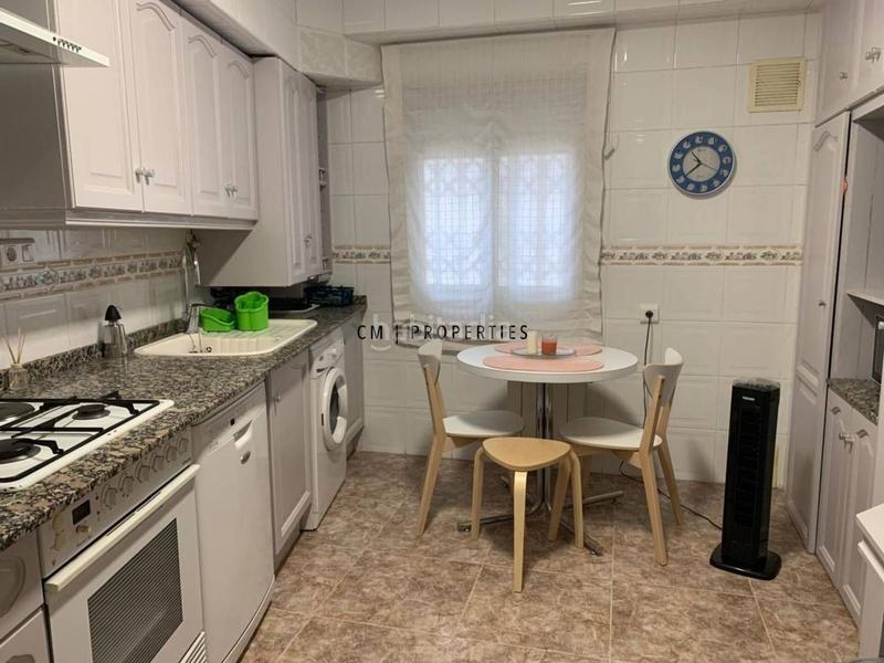 Foto 56cbad9a-bb92-4c1a-b130-fc6f033c80f8. Alquiler piso  en alquiler de 4 habitaciones en av. de peris i valero en Valencia