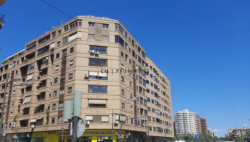 Foto e4be8efd-4902-4c0d-a76e-23250a4c60b5. Alquiler piso alquiler de piso con 3 habitaciones y 1 estudio para profesionales o estudiantes en Valencia