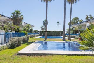 Casa adossada en Nuevo Centro. Chalet adosado de 283 m con terrazas, jard�n y vistas al mar en