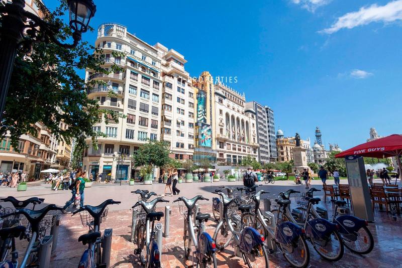 Foto f263e223-7c69-4587-bec9-7662e5c5d00f. Alquiler ático  en la plaza del ayuntamiento en alquiler. en Valencia