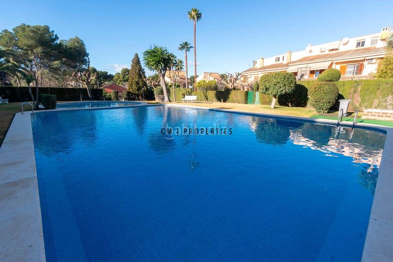 Foto a325709d-6cc0-4c71-a271-d9f28318040d. Casa adossada amb calefacció piscina a La Cañada Paterna