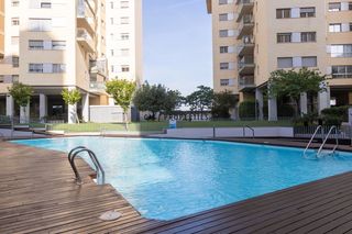 Pis  Maestro rodrigo. Piso de 4 habitaciones con terraza en urbanizaci�n con piscina e