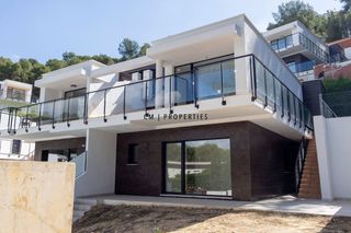 Casa adossada a El Bosque. Venta de pareado de cuatro habitaciones en el bosque chiva