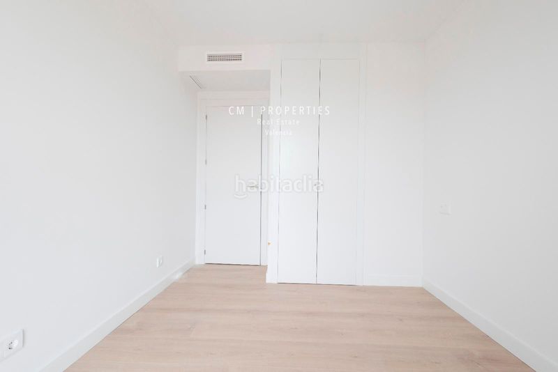 Foto 46ed0b17-a4da-4d3c-ade5-ef1be4840f9d. Rent flat with heating parking pool in Ciutat Jardí Valencia