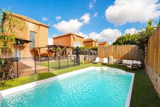 Casa  139. Casa independiente en venta con piscina y jardín en moncada