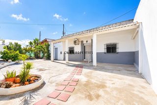 Chalet  Poligono n-44.s. Propiedad con dos viviendas, 90 m de aparcamiento privado y ampl