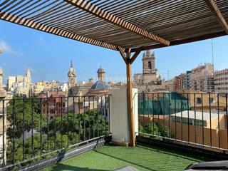 Lloguer Àtic  En colom. Ático con terraza de dos habitaciones en el mercat.
