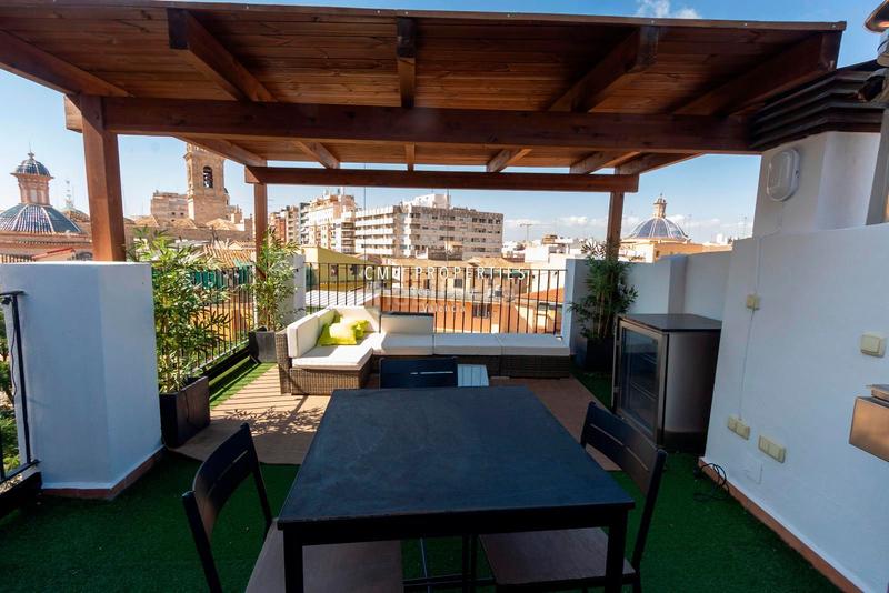 Foto 2d30188e-62bc-49a7-8d54-3a7db23658ab. Alquiler ático  con terraza de dos habitaciones en El Mercat. en Valencia