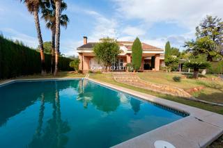 Xalet  Costera de la. Chalet en urbanización monasterios con piscina