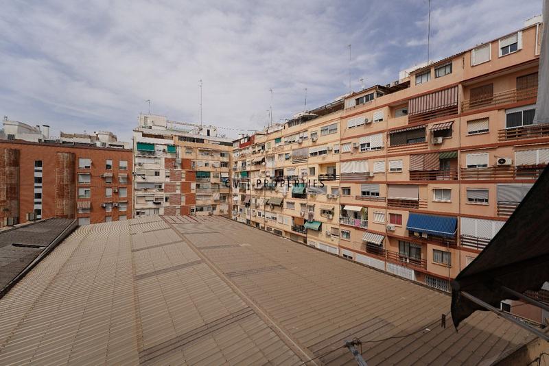 Foto 9420fcbb-c468-4240-a14b-0e13e7088714. Piso  de 3 dormitorios en calle velazquez en venta en Carlet