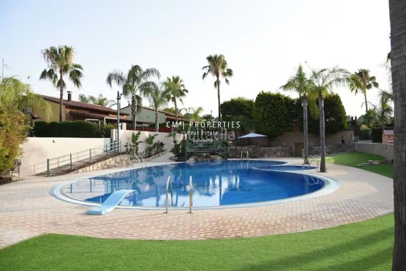 Foto 10476d46-a2b5-4e1b-9757-3694d00a5d4b. Lloguer xalet amb calefacció aparcament piscina a Riba - roja de Túria