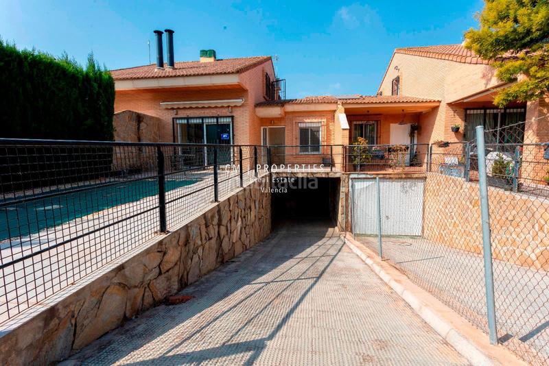 Foto 07afcee8-480b-44a4-8b24-30efb61bf499. Semi detached house with heating parking pool in Camí de Paterna-Lloma del Calderer Bétera