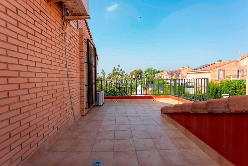 Foto 0a1db5cd-fd85-4313-b684-b9a00d6d5f4a. Semi detached house with heating parking pool in Camí de Paterna-Lloma del Calderer Bétera