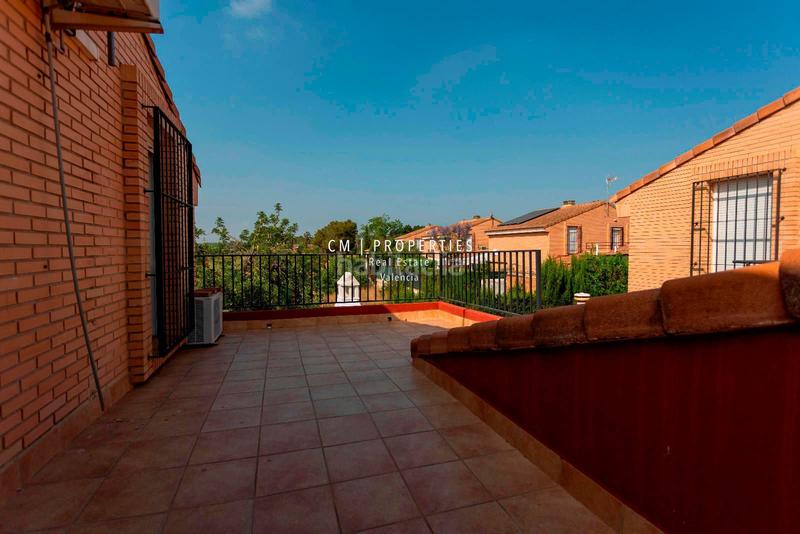 Foto 5e3be1a2-c211-498c-8e77-762908f4a487. Semi detached house with heating parking pool in Camí de Paterna-Lloma del Calderer Bétera