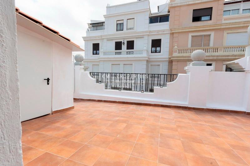 Foto 293802b9-be94-425f-b06b-2bb06b1c0000. Alquiler ático  en alquiler 1 habitación con gran terraza, eixample en Valencia
