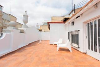 Lloguer Àtic  Marti. Ático en alquiler  1 habitación con gran terraza,  eixample