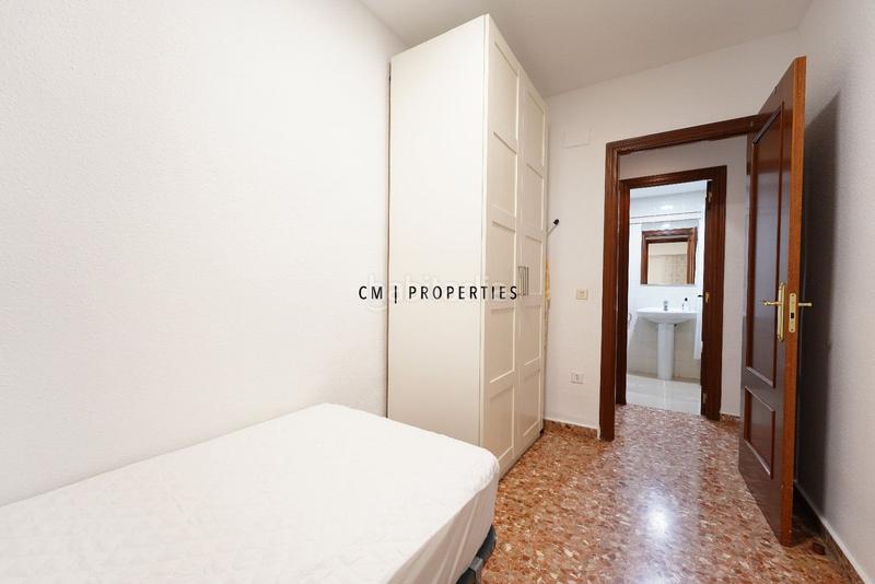 Foto 2430db56-e2e0-448e-848d-8176a0887303. Alquiler piso  de cuatro dormitorios y dos cuartos de baño en Valencia