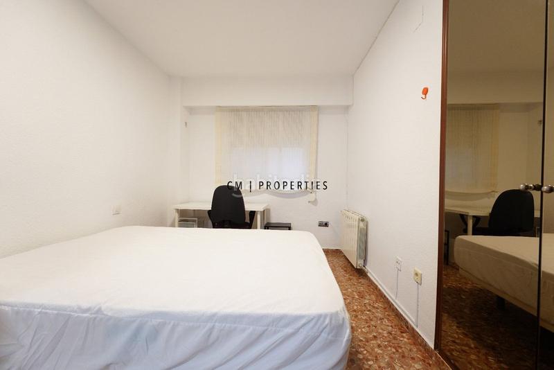 Foto 705a2c74-0d93-4c9e-8fcf-4e1931b410d4. Alquiler piso  de cuatro dormitorios y dos cuartos de baño en Valencia