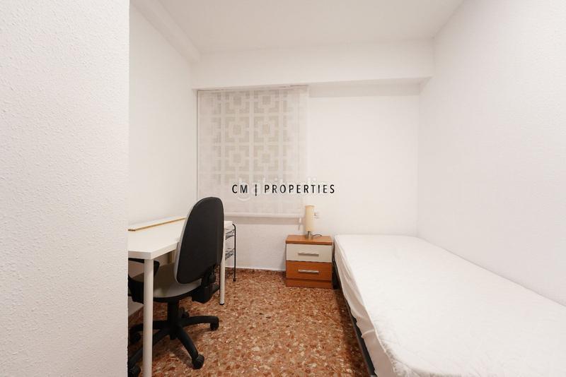 Foto 9dc6d33a-ba48-4a58-8c42-f259f1adc716. Alquiler piso  de cuatro dormitorios y dos cuartos de baño en Valencia