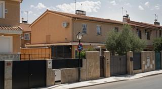 Casa aparellada a Calle calle hondillo 12. Chalet esquinero en navalagamella