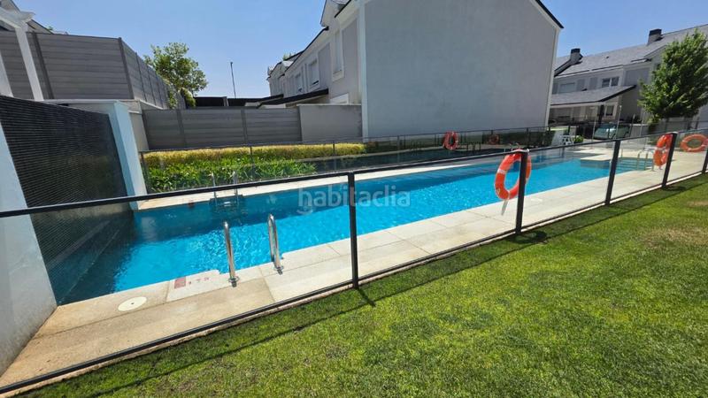 Foto 228825b7-5065-41d5-889d-da7c2053f338. Casa aparellada amb calefacció aparcament piscina a Boadilla del Monte
