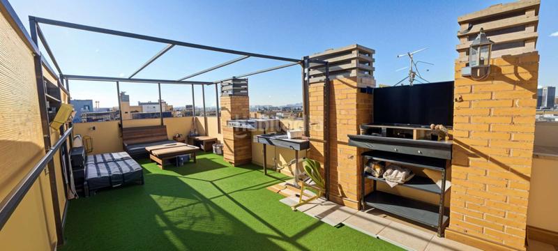 Foto 0a25585f-7f33-4417-98df-4231e59dd53e. Ático servicheck vende exclusivo ático dúplex reformado con gran terraza y vistas panorámicas , ubicado en San Diego, puente de en Madrid