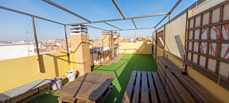 Foto 1e3b956f-f251-4b98-9285-7bb9eeea8401. Ático servicheck vende exclusivo ático dúplex reformado con gran terraza y vistas panorámicas , ubicado en San Diego, puente de en Madrid
