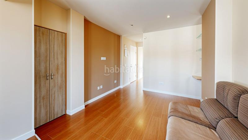 Foto 8a06767b-da67-444b-aa2d-dbcc14cfa3a2. Ático servicheck vende exclusivo ático dúplex reformado con gran terraza y vistas panorámicas , ubicado en San Diego, puente de en Madrid