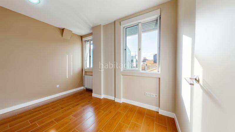Foto 9cbe3d76-c736-4e37-a590-b4ee744ca2c0. Ático servicheck vende exclusivo ático dúplex reformado con gran terraza y vistas panorámicas , ubicado en San Diego, puente de en Madrid
