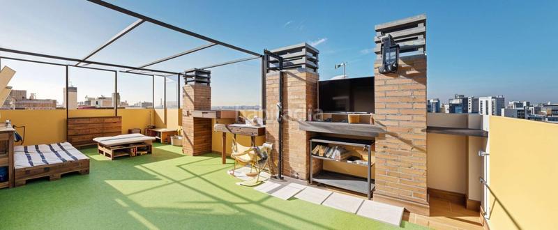 Foto a6e68c48-f4a2-466b-94d4-52450d5083f3. Ático servicheck vende exclusivo ático dúplex reformado con gran terraza y vistas panorámicas , ubicado en San Diego, puente de en Madrid