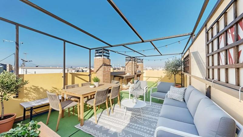 Foto b51fe7f1-3ed5-49e3-a3bb-d65205c70e7e. Ático servicheck vende exclusivo ático dúplex reformado con gran terraza y vistas panorámicas , ubicado en San Diego, puente de en Madrid