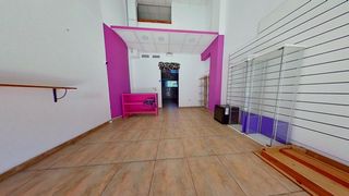 Lloguer Local Comercial  Avenida pintor xavier soler. Local comercial en alquiler con salida de humos y doble altura e