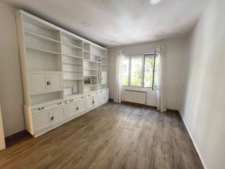 Location Appartement  Calle de juan de urbieta. Amplio piso exterior de 3 dormitorios junto al retiro