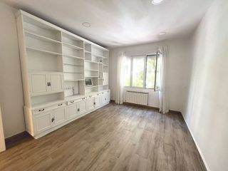 Lloguer Pis  Calle de juan de urbieta. Amplio piso exterior de 3 dormitorios junto al retiro
