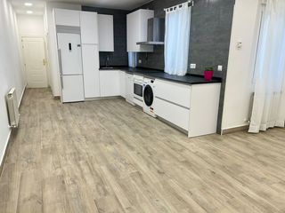 Rent Flat  Calle de juan de urbieta. Amplio piso exterior de 3 dormitorios junto al retiro